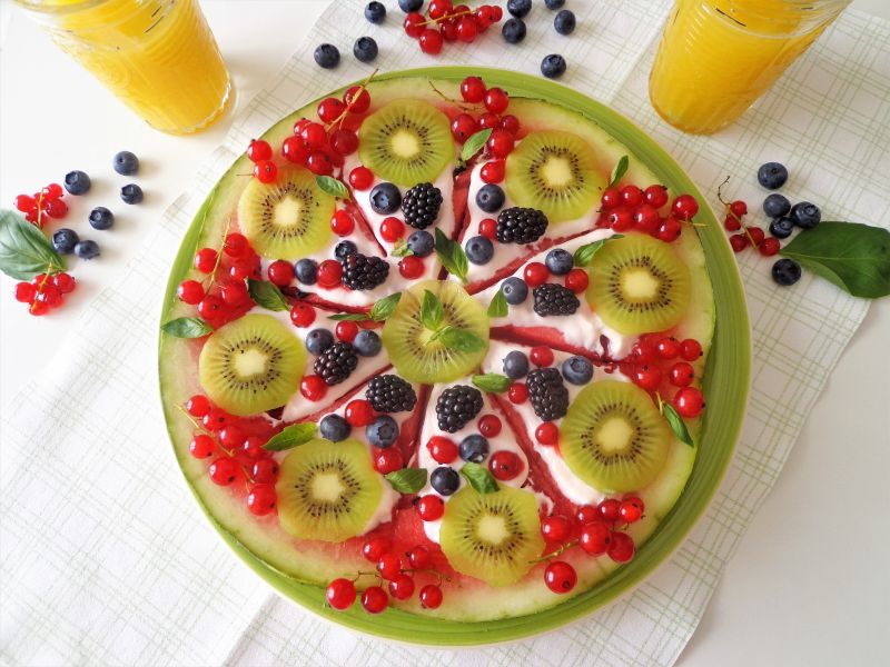 Arbuzowa pizza z owocami i jogurtem 