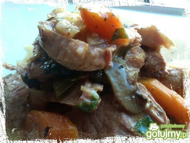 Aromatyczna karkówka z warzywami