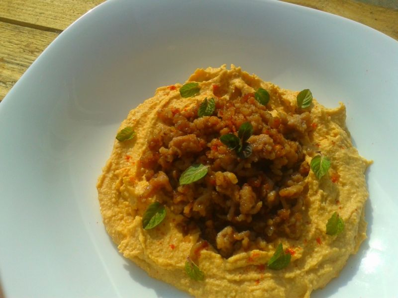 Aromatyczna mielona wołowina na humusie