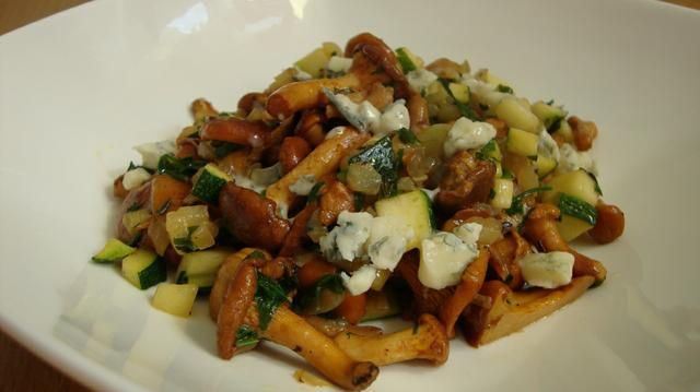 Aromatyczna sałatka z kurkami i cukinią