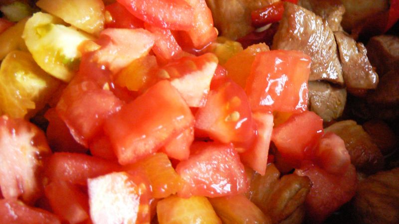 Aromatyczna szynka z makaronem i warzywami