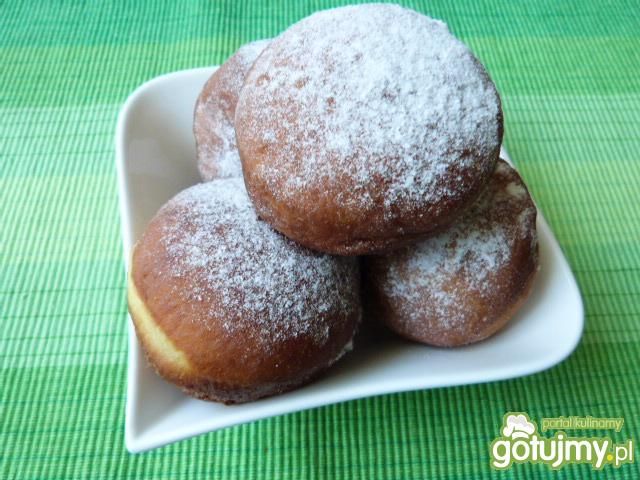 Aromatyczne pączki z suszonymi śliwkami