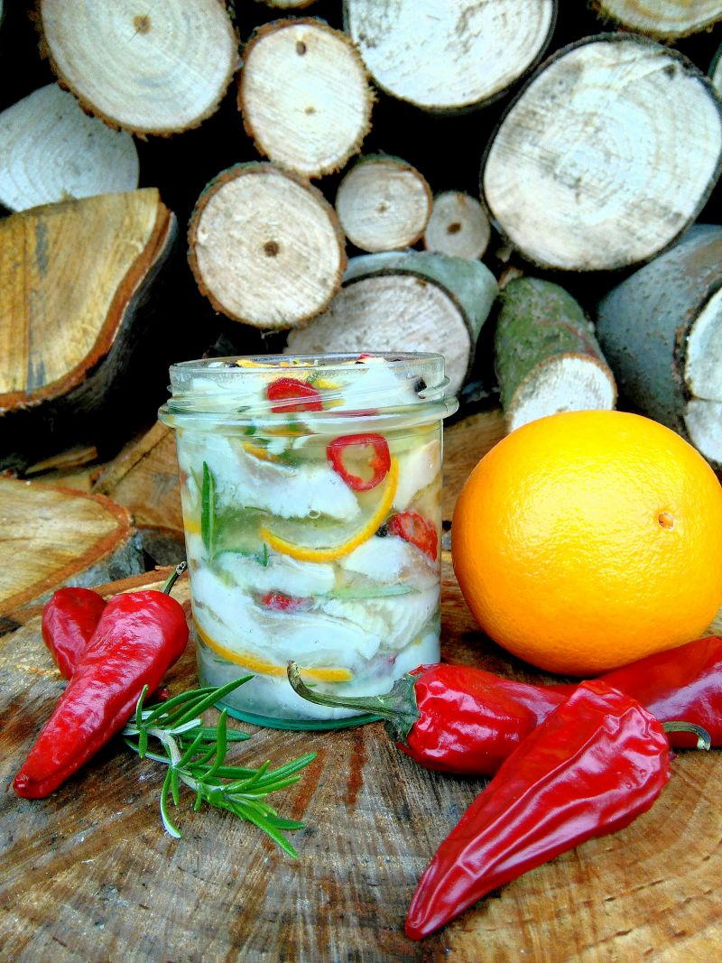 Aromatyczne śledzie z pomarańczą i chilli