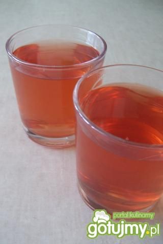 Aromatyczny kompot z truskawek i jabłek. Aromatyczny kompot z truskawek i jabłek.