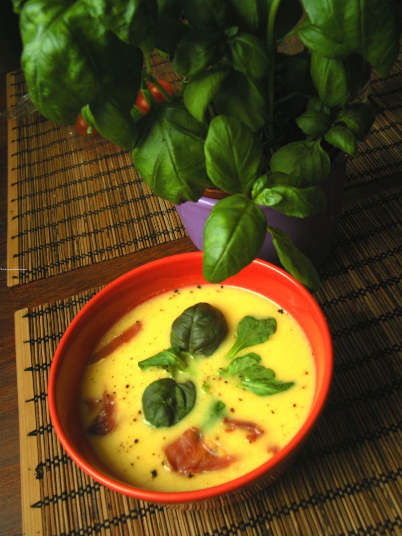 Aromatyczny krem z chipsami prosciutto 