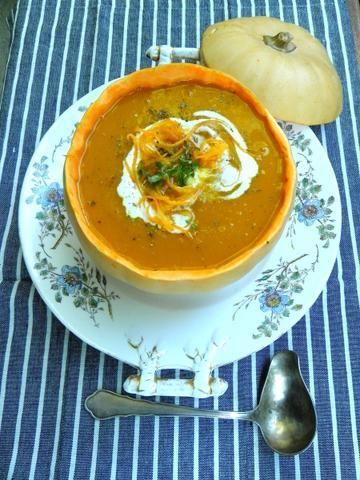 Aromatyczny krem z pieczonej dyni w dyni