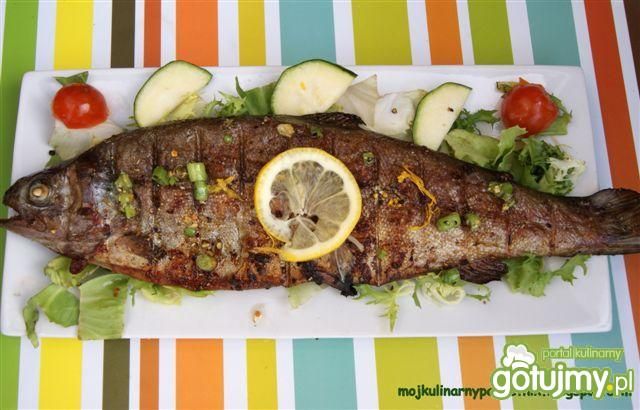 Aromatyczny marynowany pstrąg z grilla  