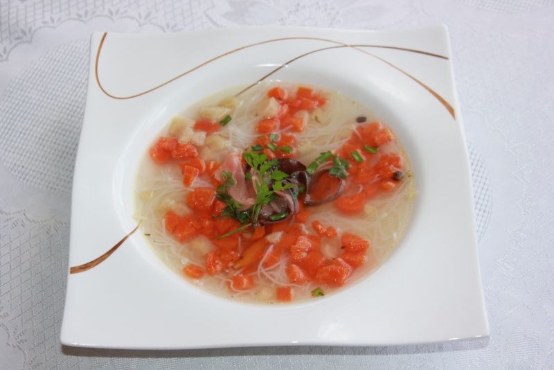 Aromatyczny rosołek z makaronem ryżowym