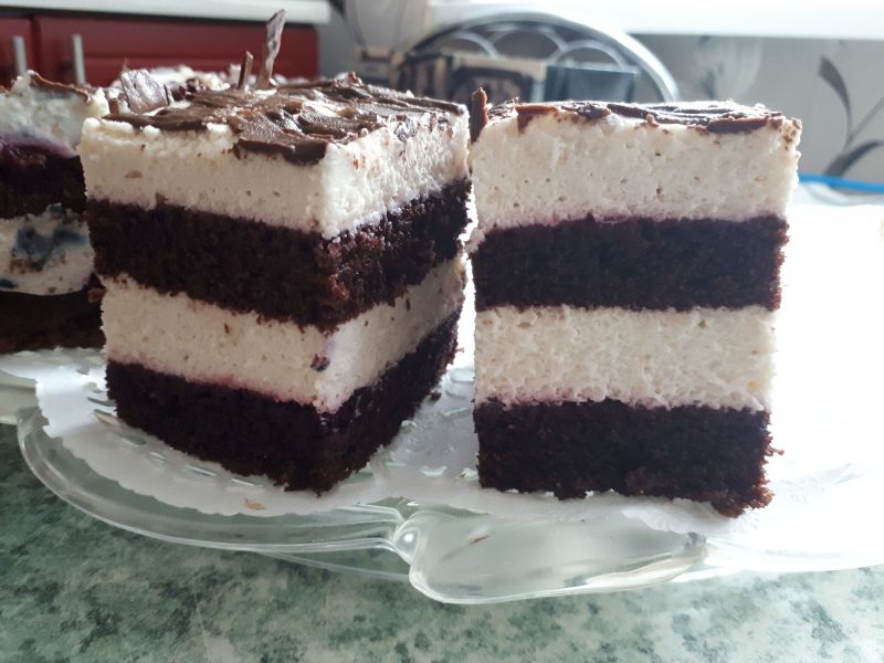 Aroniowiec z kremem Aroniowiec z kremem