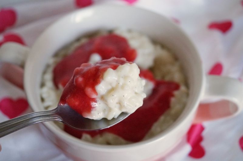 Arroz con leche z sosem truskawkowym