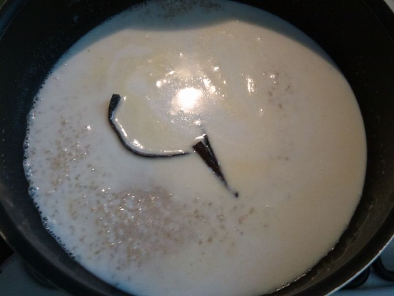 Arroz con leche z sosem truskawkowym