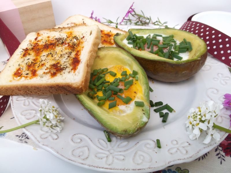 Awokado pieczone z jajkiem i czosnkową grzanką
