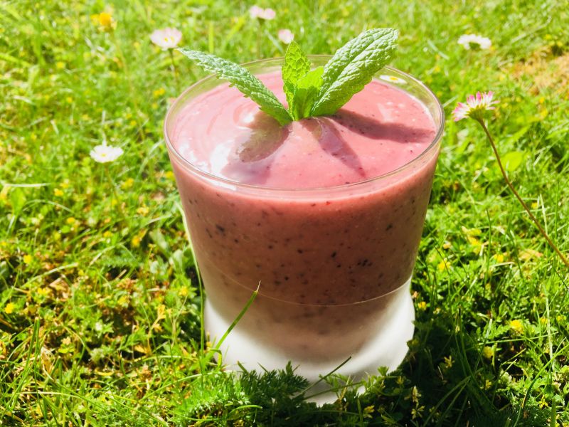 Awokado smoothie z czerenią i borówką amerykańską Awokado smoothie z czerenią i borówką amerykańską