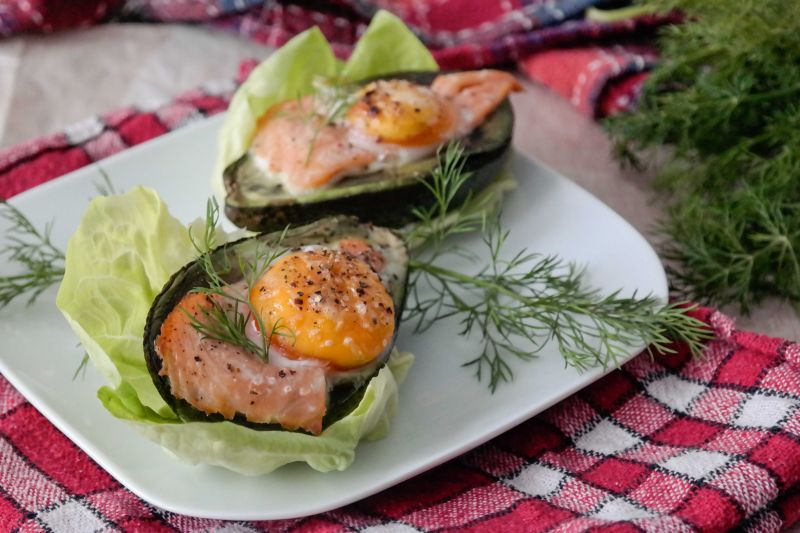 Awokado z jajkiem i wędzonym łososiem