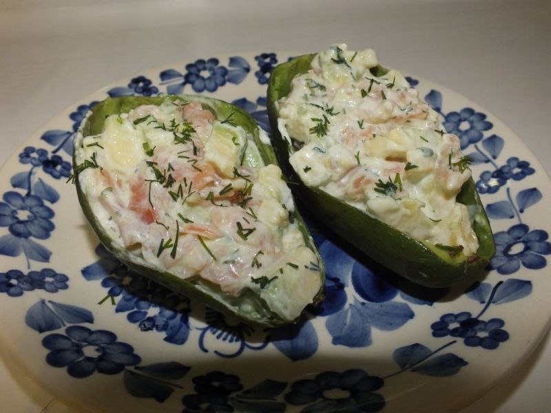 Awokadowe łódeczki z łososiem