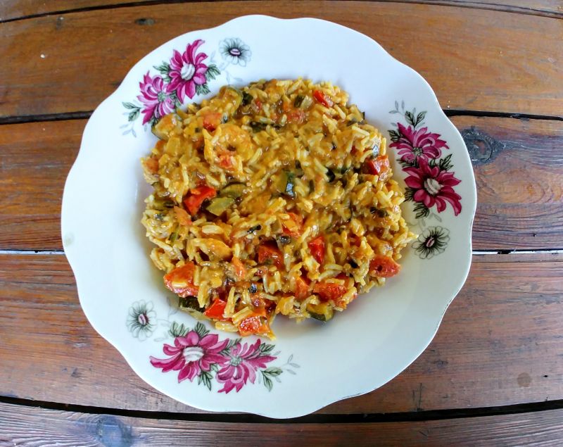 Azjatycka potrawka z krewetkami, papryką i cukinią