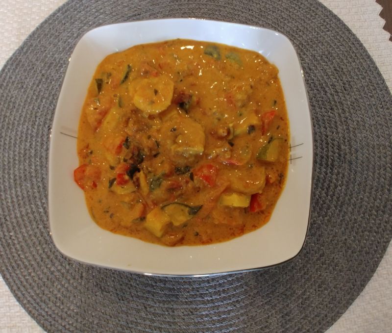 Azjatycka potrawka z krewetkami, papryką i cukinią