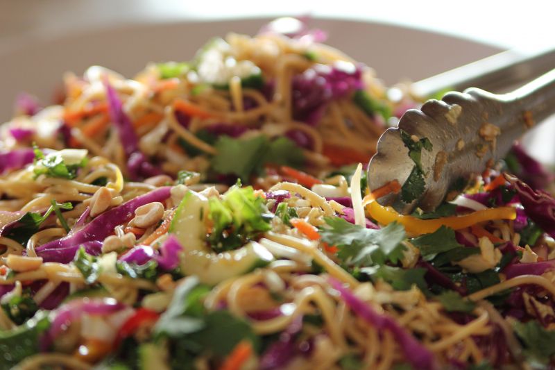 Azjatycka sałatka z makaronem Azjatycka sałatka z makaronem