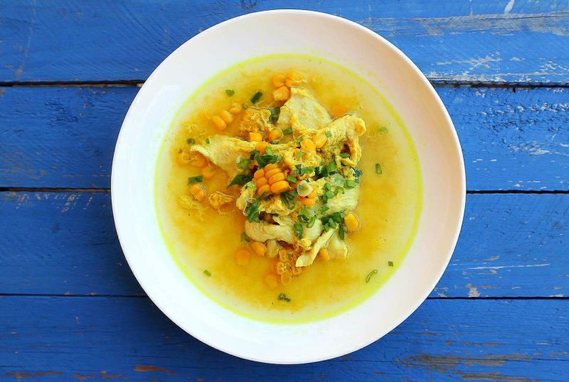 Azjatycka zupa z kukurydzą i kurczakiem 