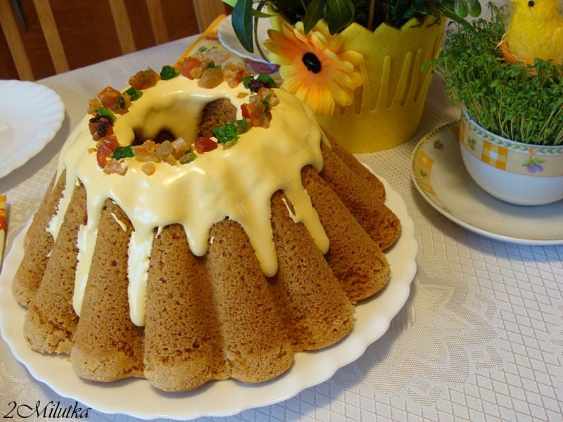 Baba budyniowa z żółtym lukrem