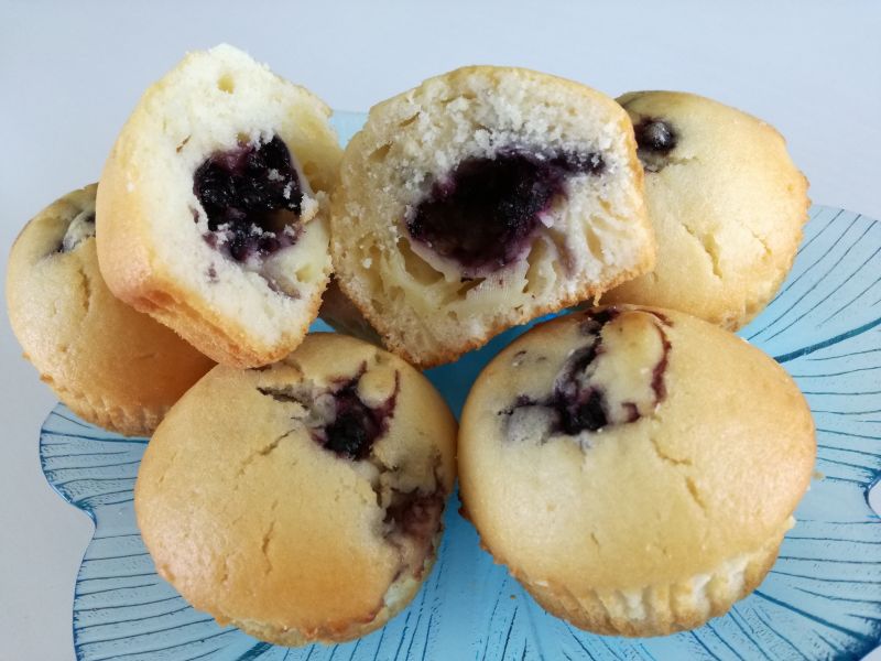 Babbeczki muffiny z budyniem i jagodami Babbeczki muffiny z budyniem i jagodami