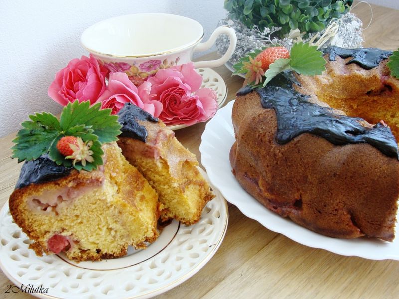 Babeczka z adwokatem i truskawkami