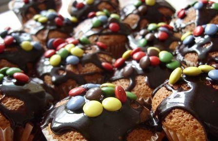 Babeczki biszkoptowe z cukiereczkami