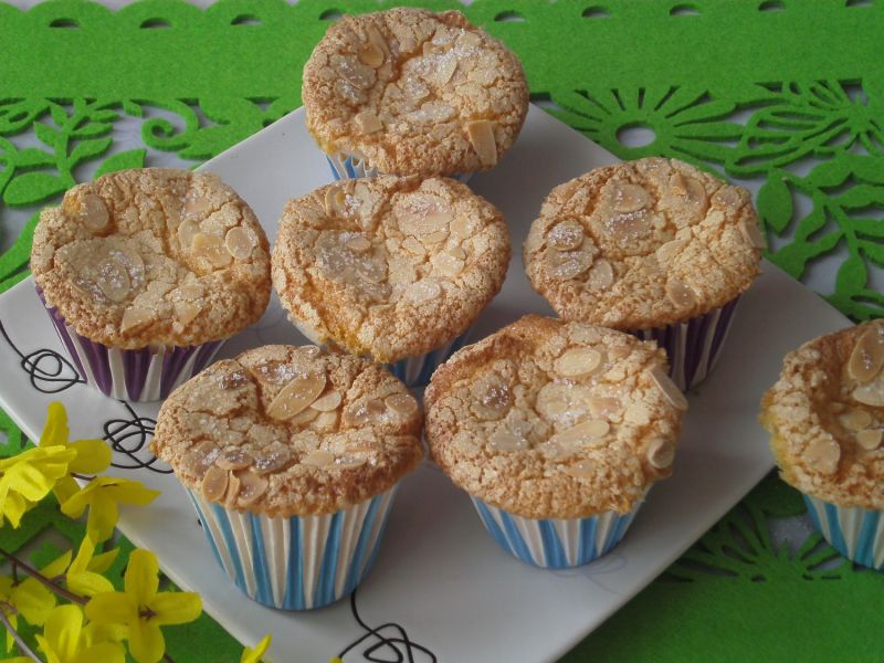 Babeczki biszkoptowe z migdałową posypką  Babeczki biszkoptowe z migdałową posypką