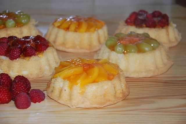 Babeczki biszkoptowe z owocami 