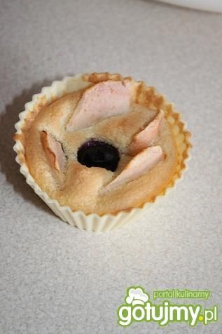 Babeczki biszkoptowe z owocami meli