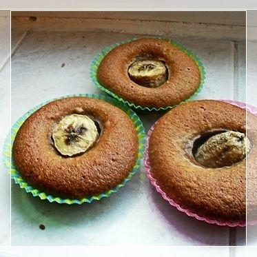 Babeczki czekoladowoorzechowe z bananową dziurką Babeczki czekoladowoorzechowe z bananową dziurką