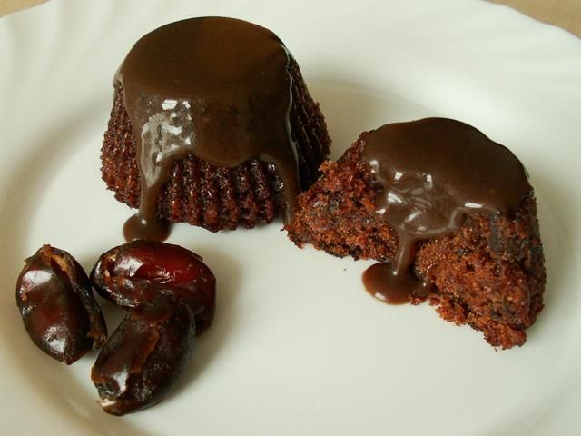 Babeczki daktylowe z sosem karmelowym
