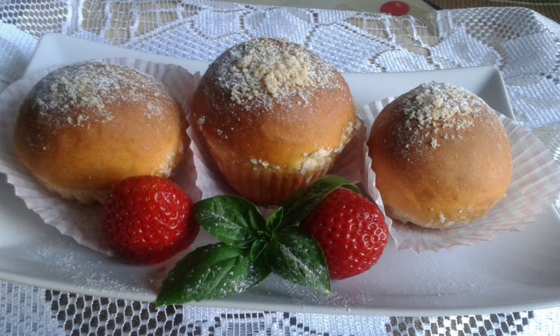 Babeczki drożdżowe z truskawkami Babeczki drożdżowe z truskawkami