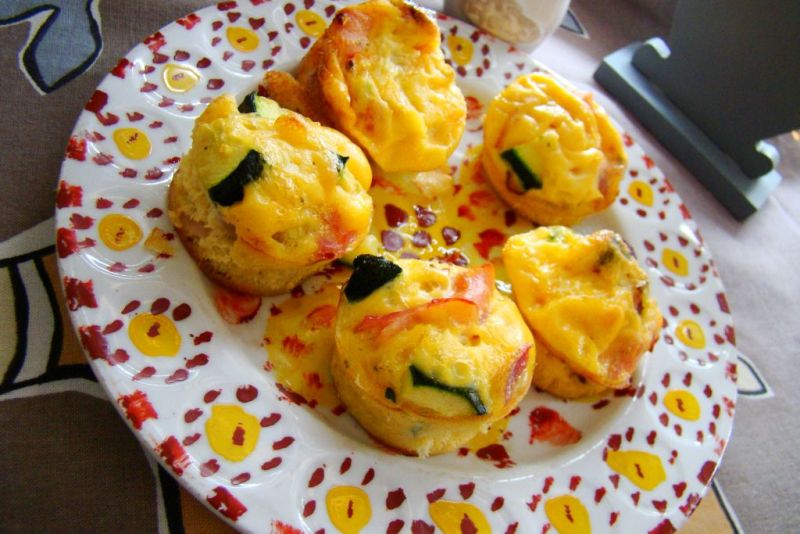 Babeczki jajeczne z cukinią i szynką