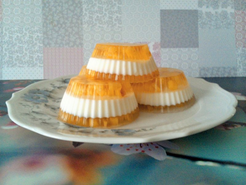 Babeczki jogurtowe na zimno z brzoskwiniami