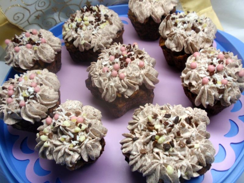 Babeczki kakaowe z  śmietaną Babeczki kakaowe z  śmietaną