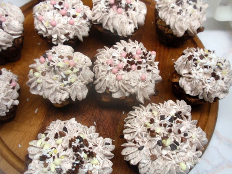 Babeczki kakaowe z  śmietaną Babeczki kakaowe z  śmietaną