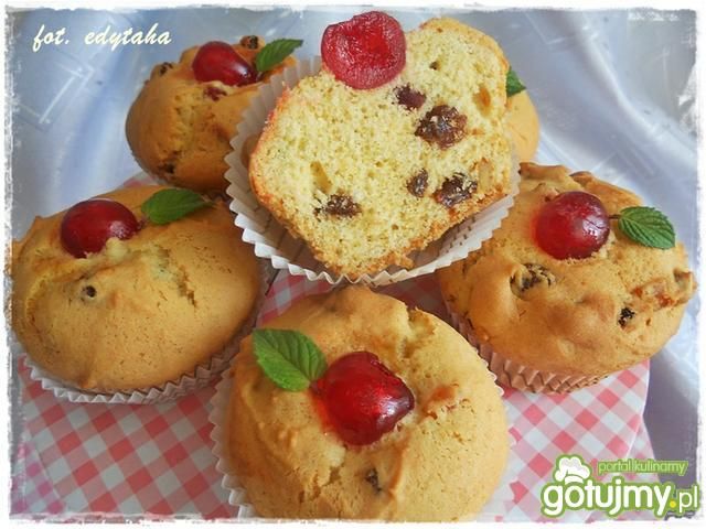 Babeczki keksowe z wisienką