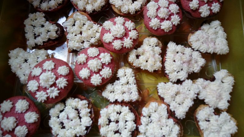Babeczki kolorowe ze śmietaną Babeczki kolorowe ze śmietaną