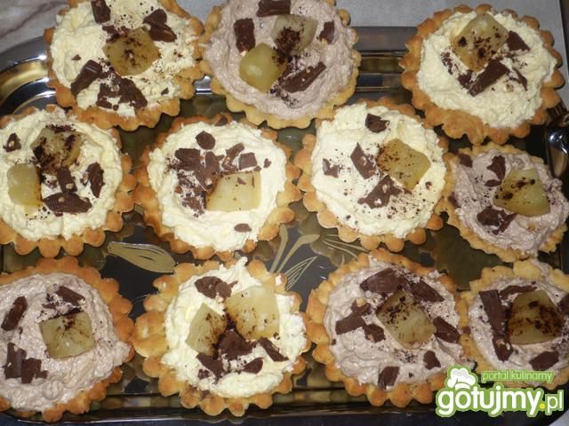 Babeczki kremowe z kawałkami ananasa