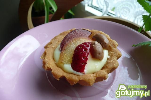 Babeczki kruche z budyniem i owocami