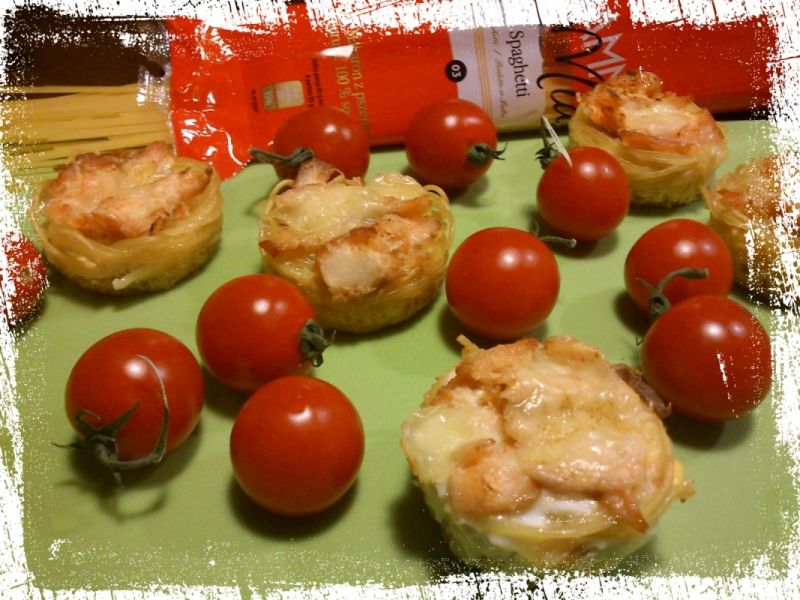 Babeczki makaronowe z łososiem