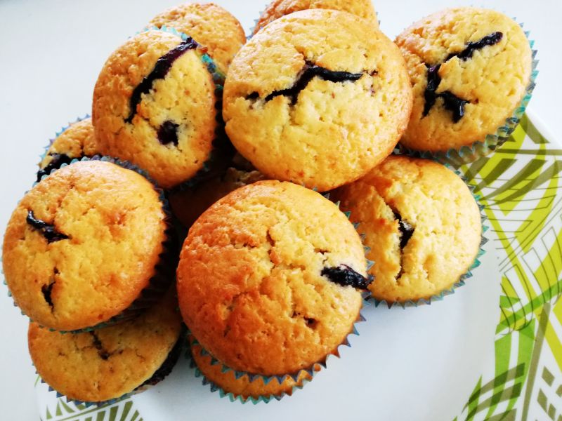 Babeczki muffinki z budyniem i jagodami Babeczki muffinki z budyniem i jagodami