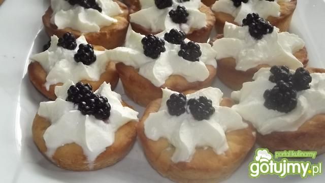 Babeczki muffinkowe z bitą śmietaną 