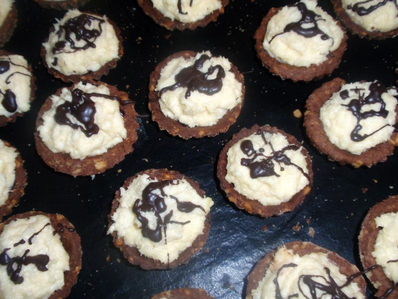 Babeczki orzechowe z masą kokosową