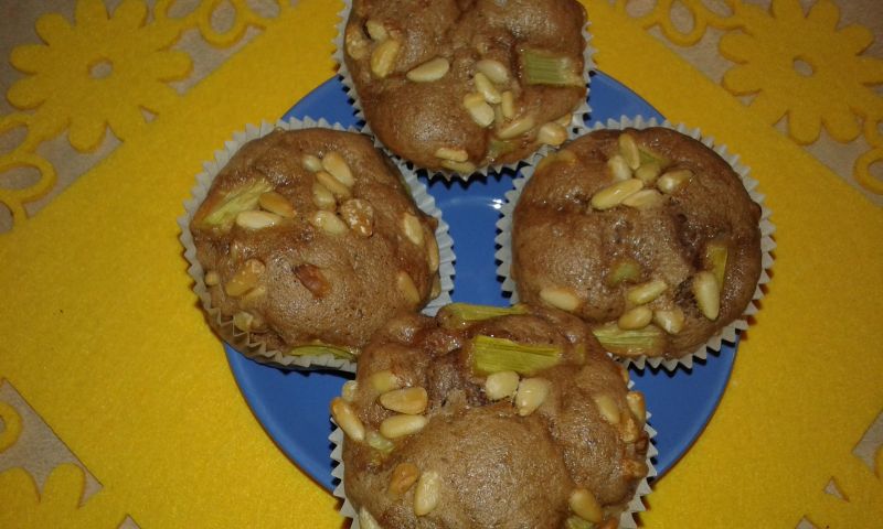 Babeczki rabarbarowe z kakao i piniami