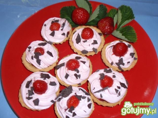 Babeczki  truskawkowo  śmietankowe Babeczki  truskawkowo  śmietankowe