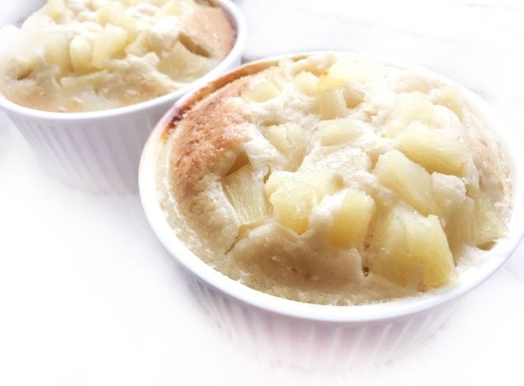 Babeczki w kokilce z ananasem