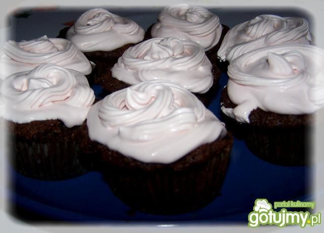 Babeczki z bananem i różowym kremem.