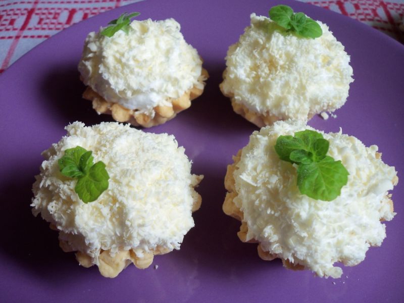 Babeczki z bitą śmietaną i białą czekoladą